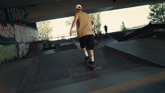 在城市滑板公园骑滑板公园的年轻滑冰者视频的预览图