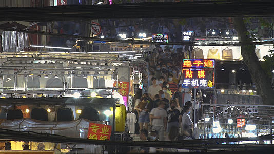 航拍城市夜晚集市上购物逛街娱乐休闲的人群街景4k素材视频的预览图