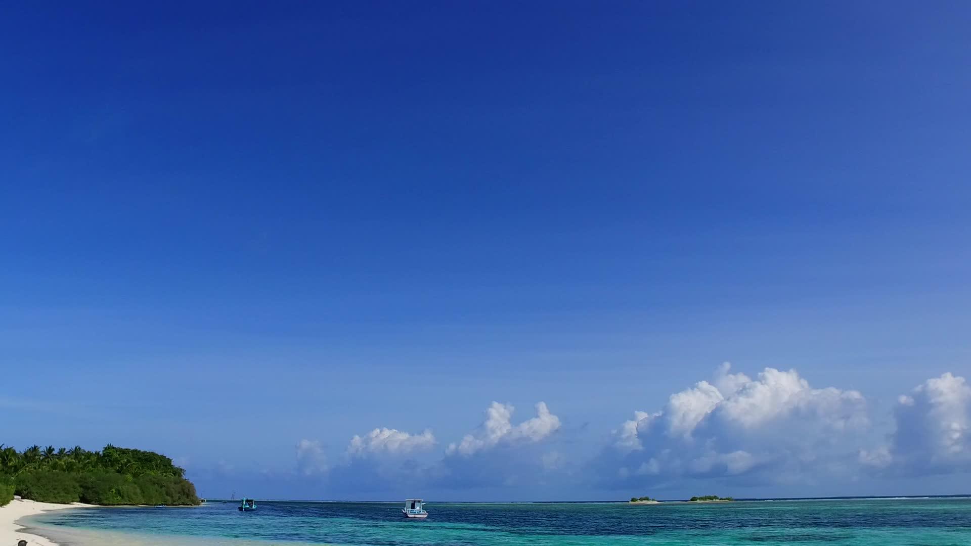利用海滩附近清晰的白色沙滩背景复制安静的岛屿视频的预览图