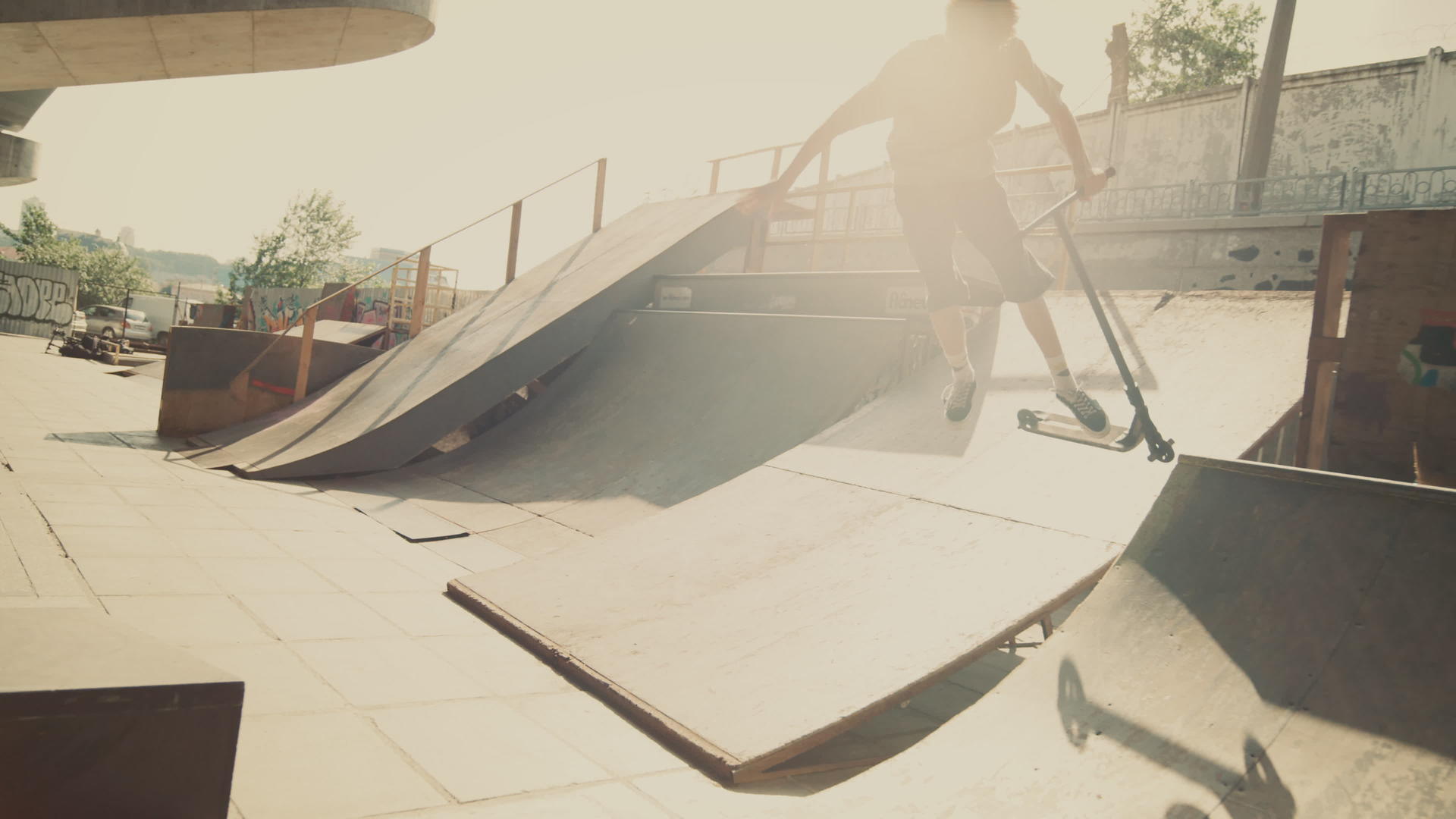 极限骑手在城市滑板公园的滑板车上失败特技视频的预览图