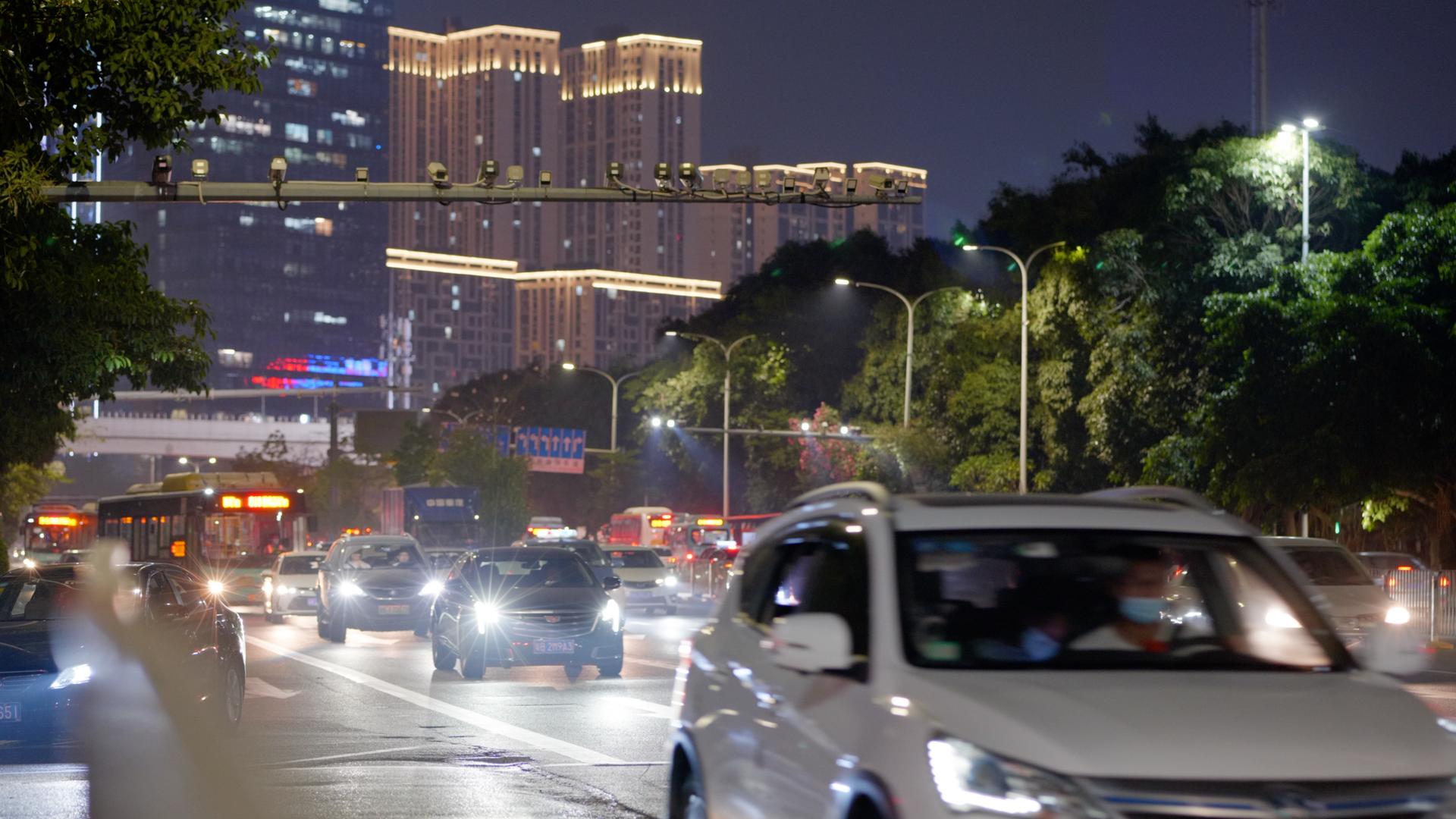 4k深圳城市夜晚马路车流视频的预览图