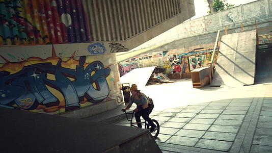 青少年在城市空间的越野自行车上练习跳跃技巧视频的预览图
