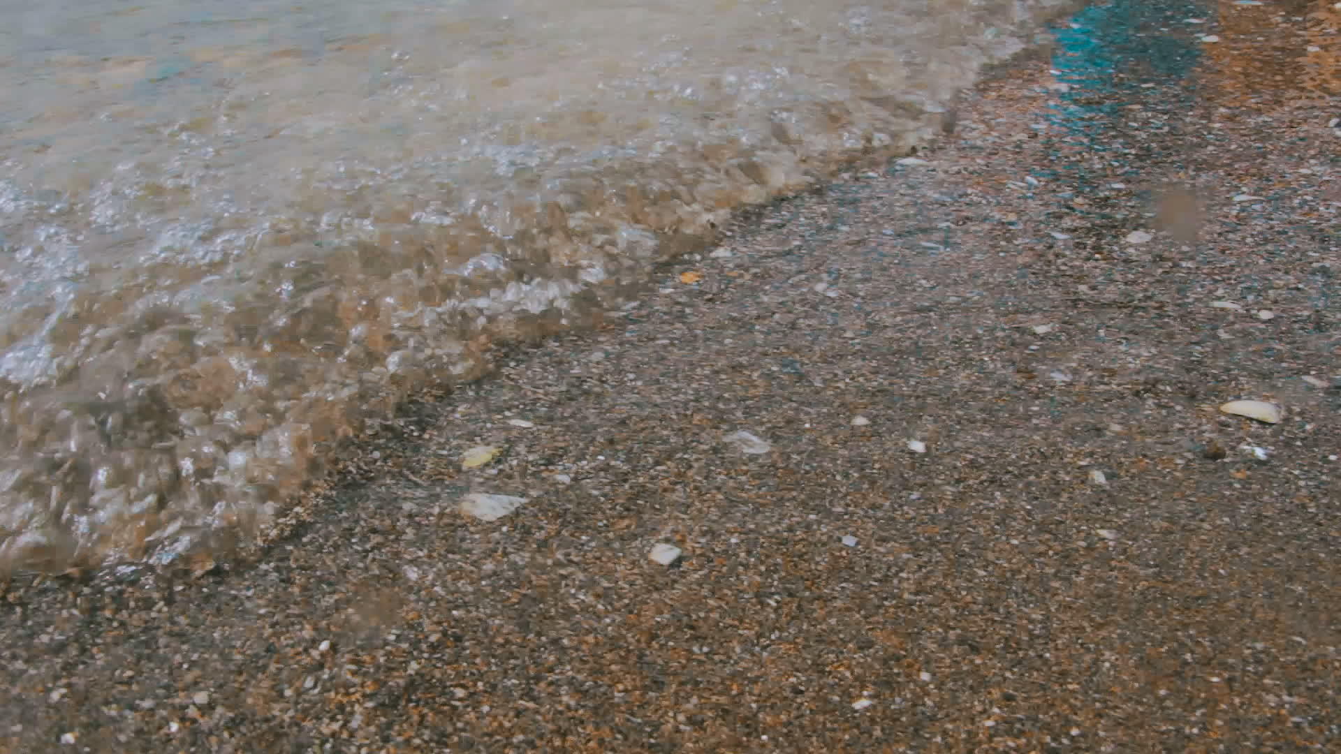 夏天风雪海岸的海上暴风雨不断与寒冷的夏天冲突视频的预览图