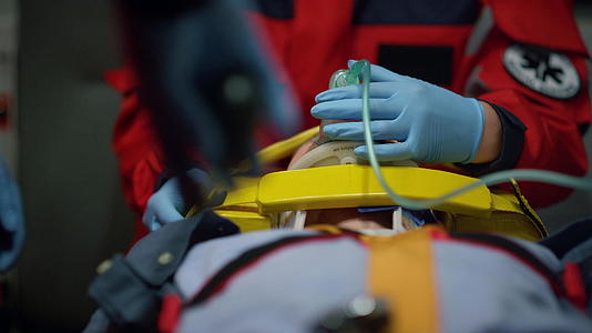 护理人员小组为救护车中的受伤病人提供急救援助视频的预览图