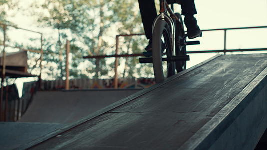 千禧年骑自行车的人在城市滑板公园骑自行车休闲视频的预览图