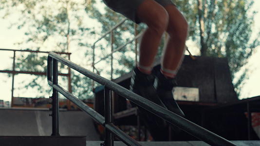 精力充沛的家伙在滑板公园跳溜冰鞋视频的预览图