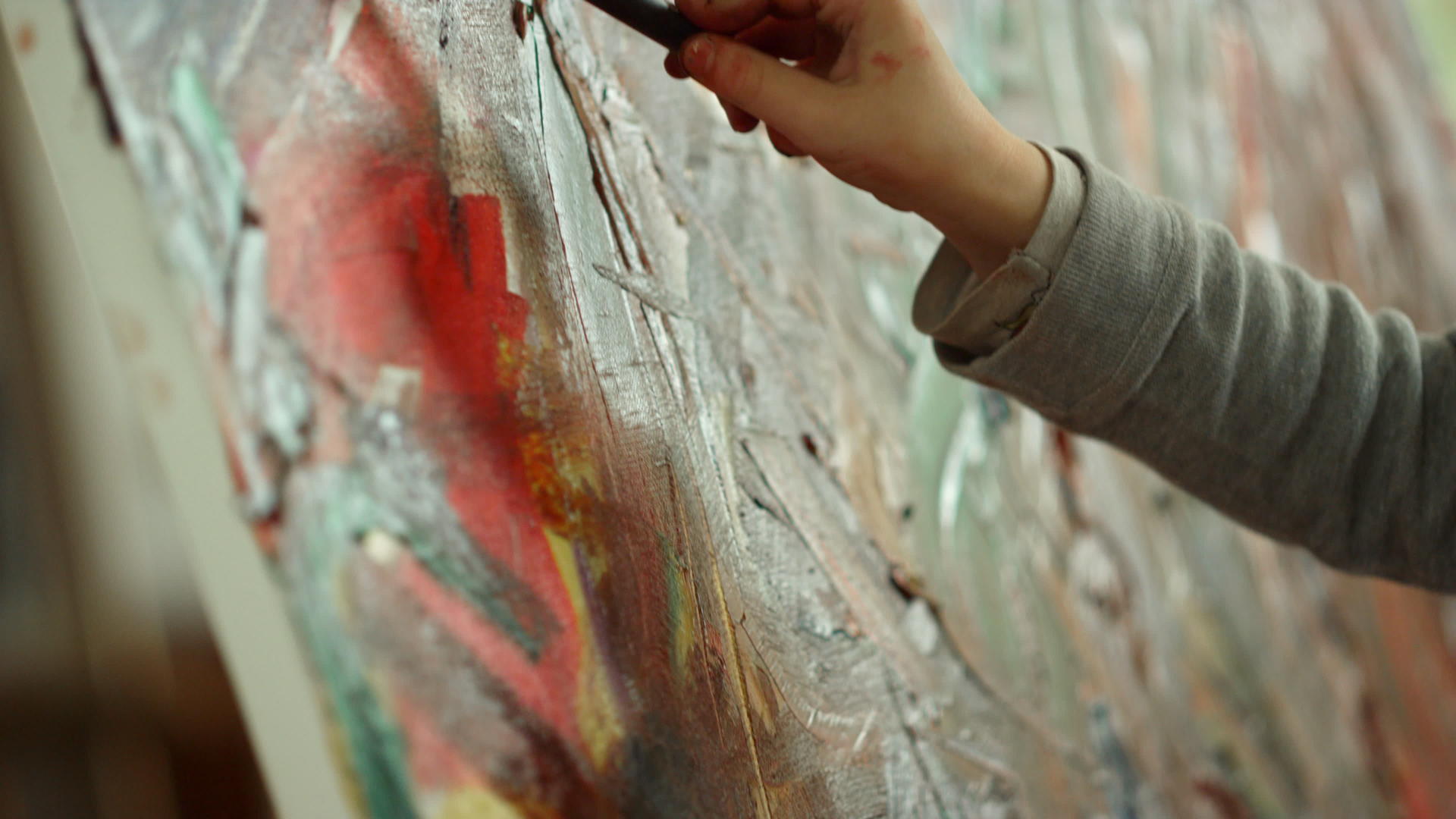 画家的手在艺术工作室的画布上画画视频的预览图