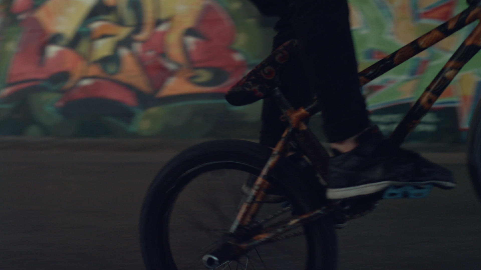骑自行车的人在滑板场表演技巧视频的预览图