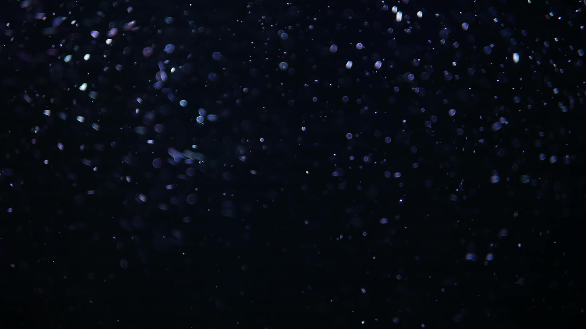 快速抽象的水晶宏观气泡在黑色背景上移动和漂浮aquarim视频的预览图