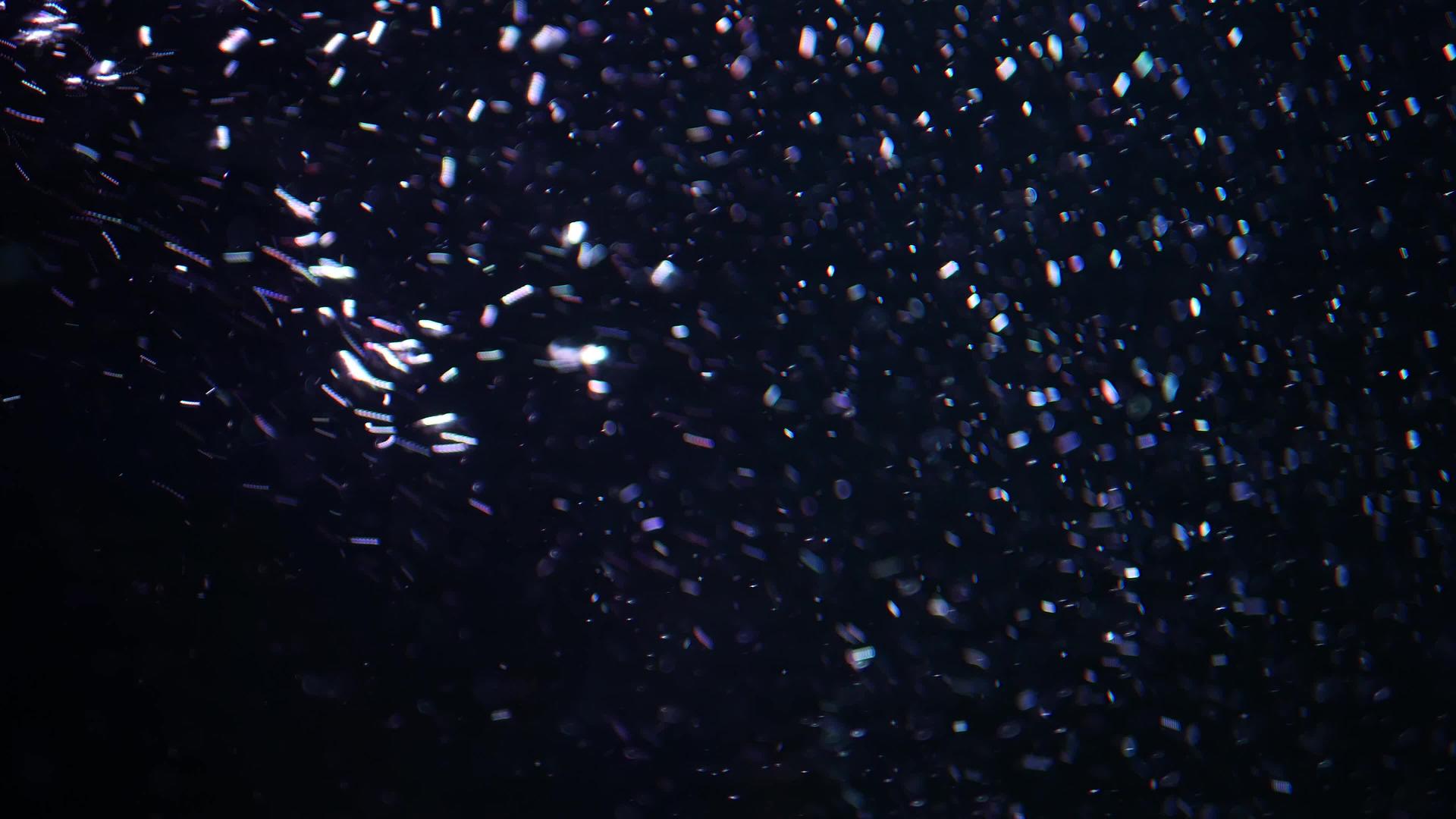 快速抽象的水晶宏观气泡在黑色背景上移动和漂浮aquarim视频的预览图