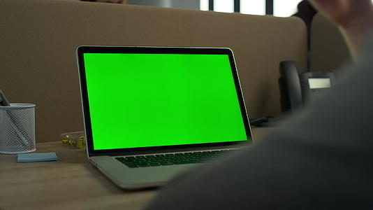 在办公室使用绿用绿屏笔记本电脑视频的预览图
