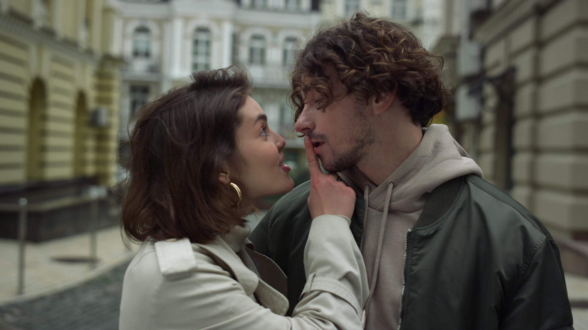 快乐的情侣在城市里共度时光视频的预览图