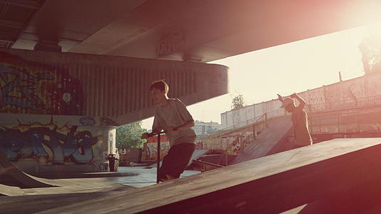 运动青少年在城市滑板公园一起练习比赛视频的预览图