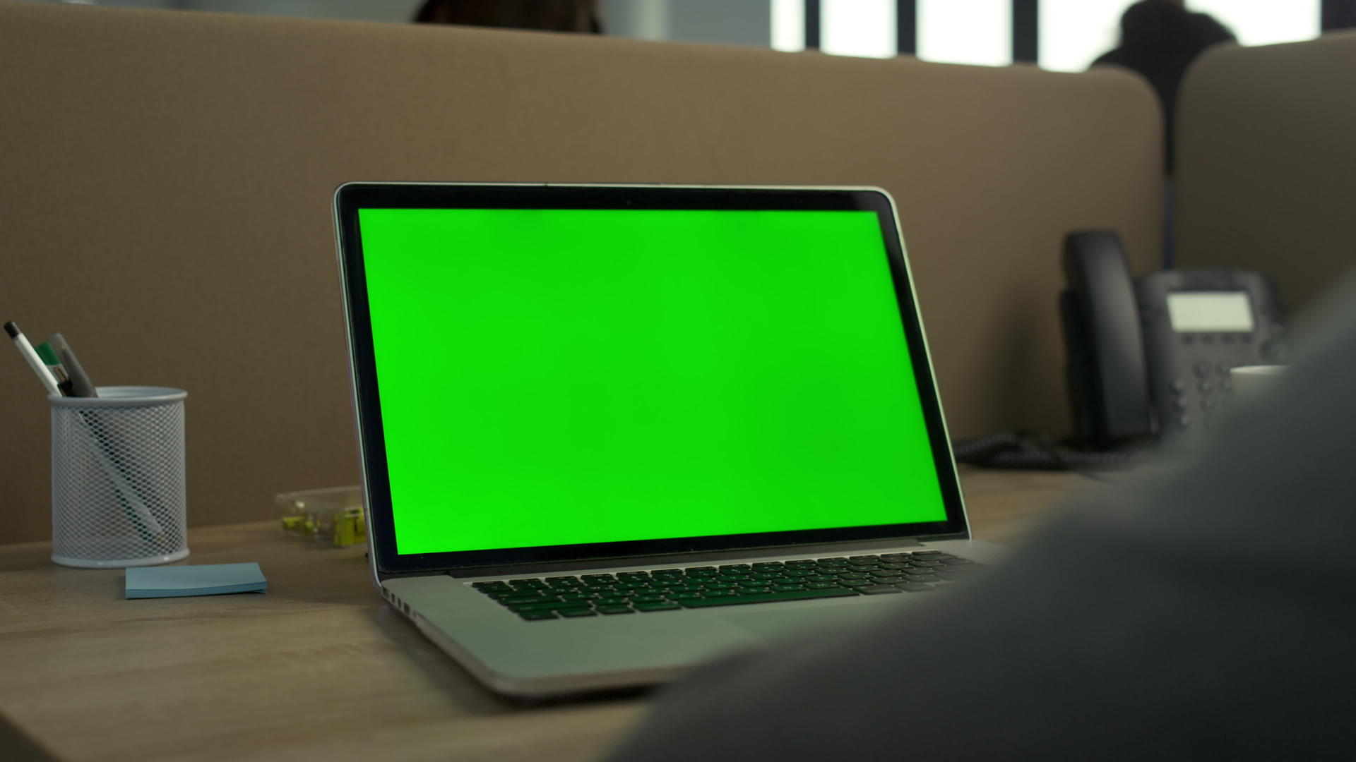 商人用绿色屏幕在笔记本电脑上打绿色屏幕视频的预览图