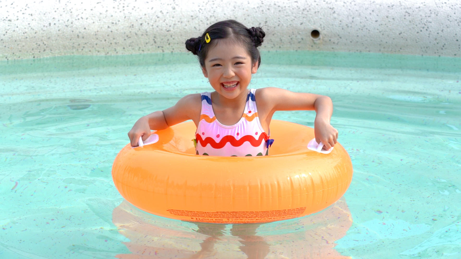 4k儿童游泳泳池玩水的女生视频的预览图