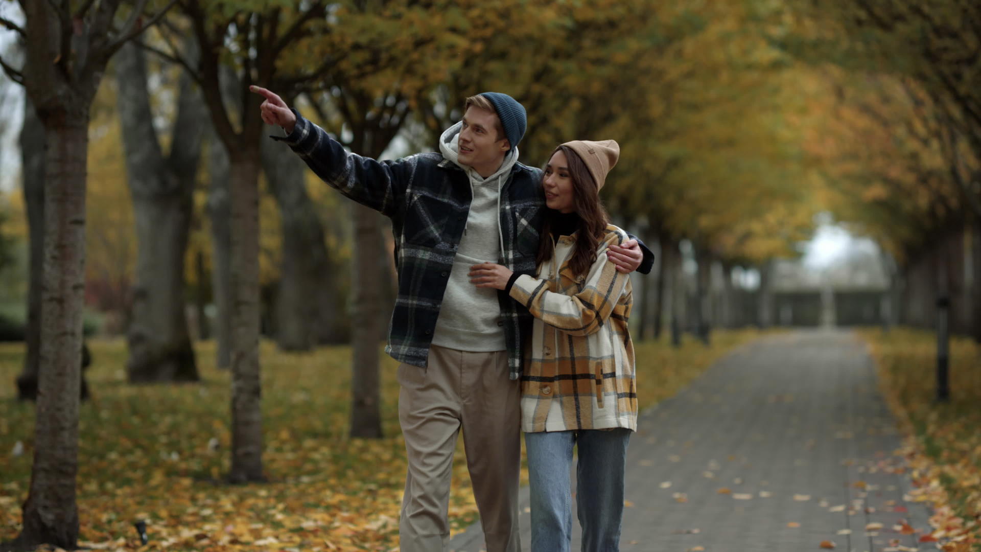 美丽的年轻夫妇在秋天在公园里散步视频的预览图