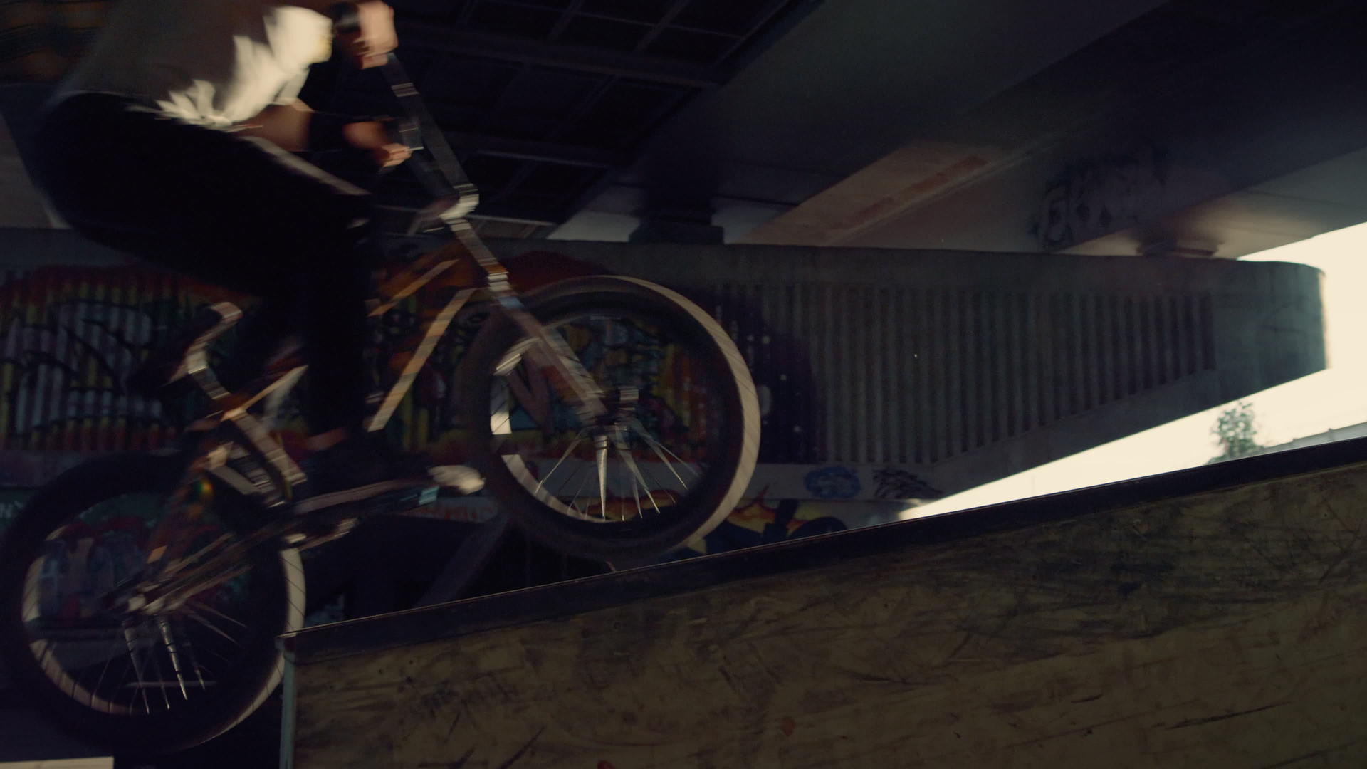 极端小轮车骑手在滑板公园骑自行车跳跃视频的预览图