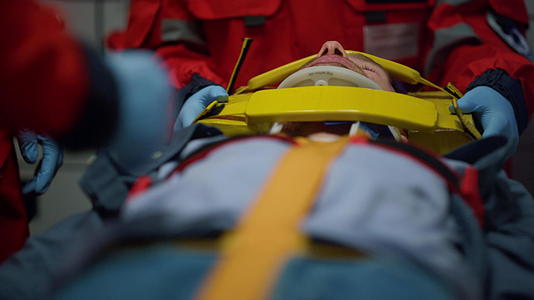 护理人员从救护车上的担架上出来的病人视频的预览图