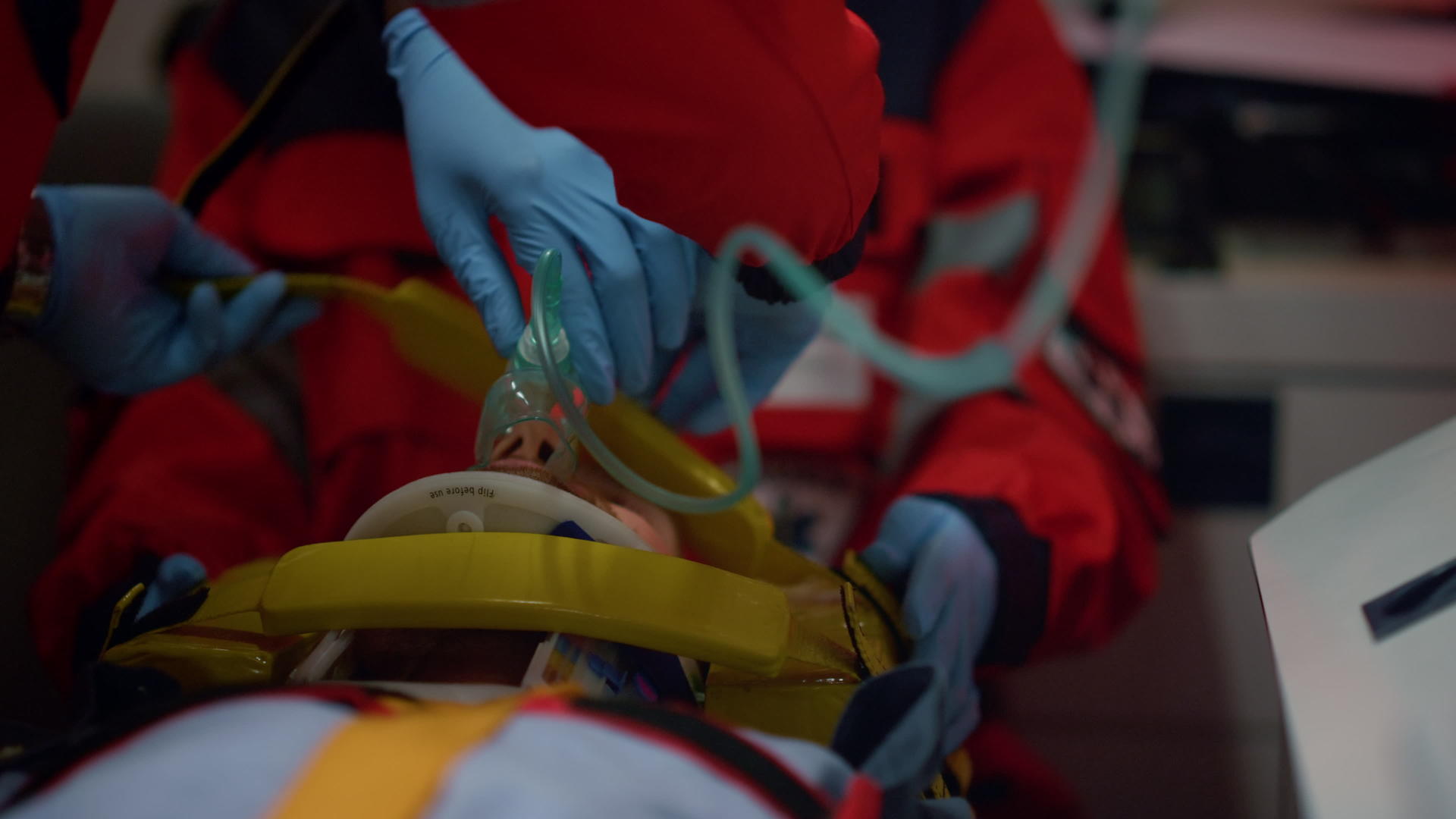 急救医生使用氧气面罩为患者提供医疗服务视频的预览图