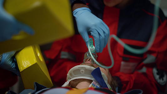医生在伤者身上戴上氧气面罩视频的预览图