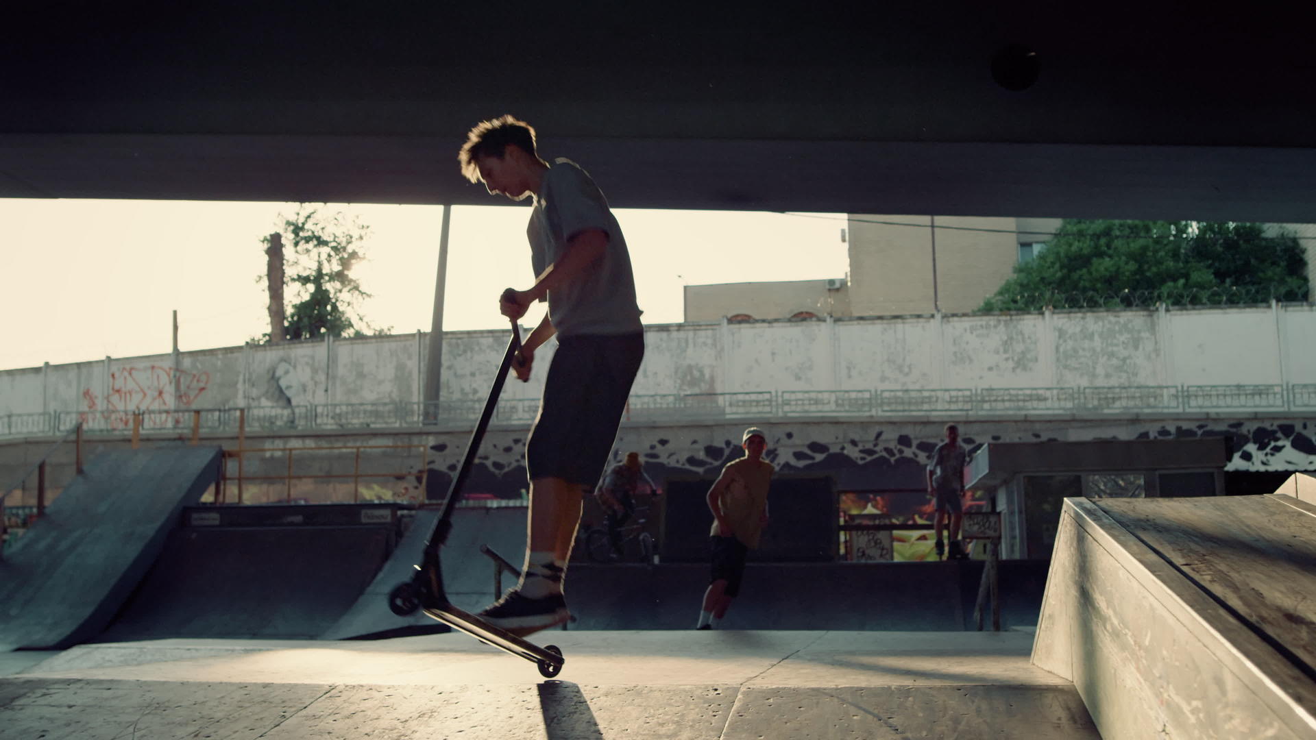 青少年在滑板空间练习跳跃技巧视频的预览图