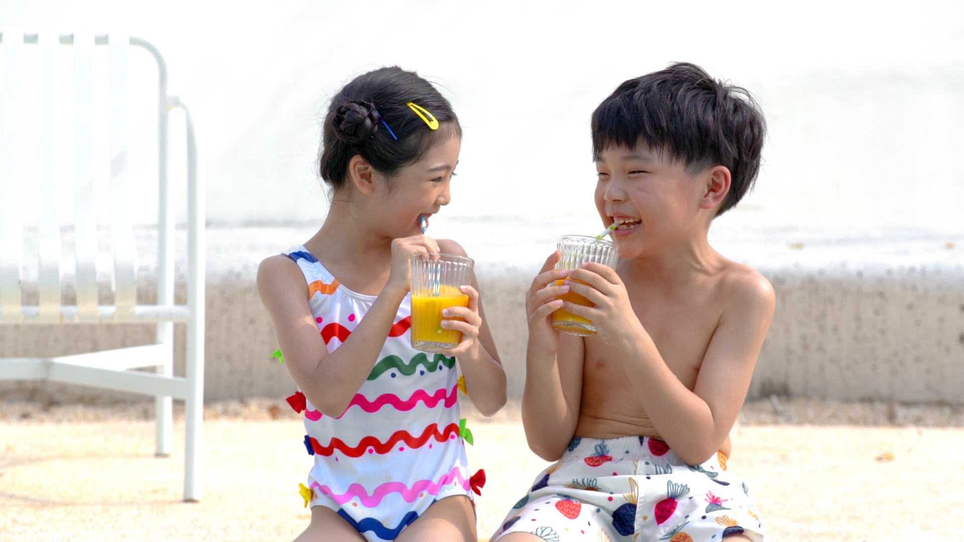 4k暑假夏日夏天儿童游泳喝果汁视频的预览图