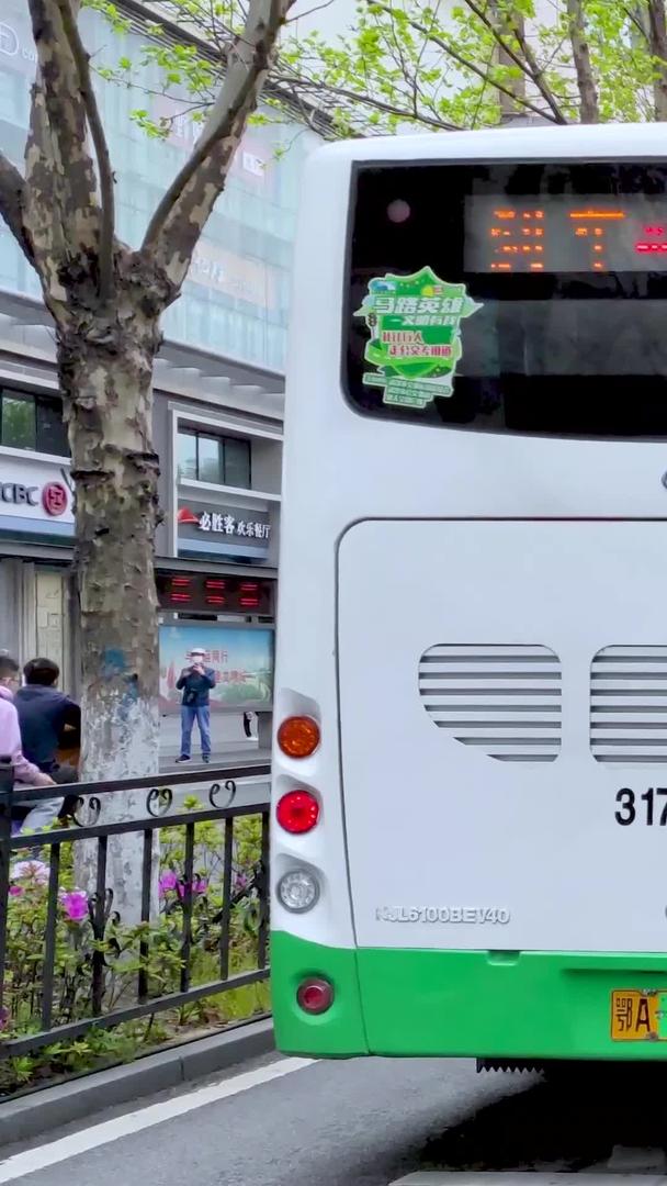 武汉城市公交扫描健康码乘车视频的预览图