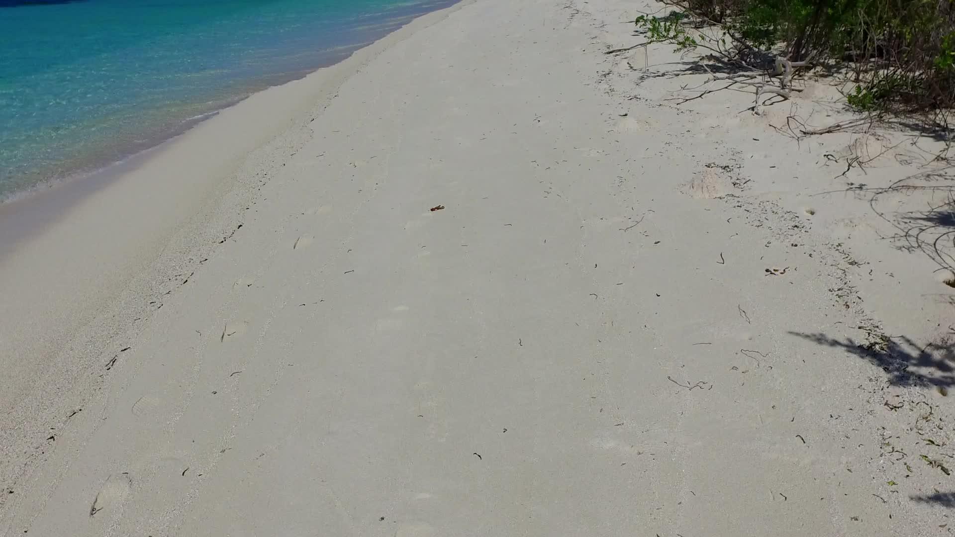 阳光明媚的天堂湾海滩旅行在日落前有一个白色的沙底背景视频的预览图