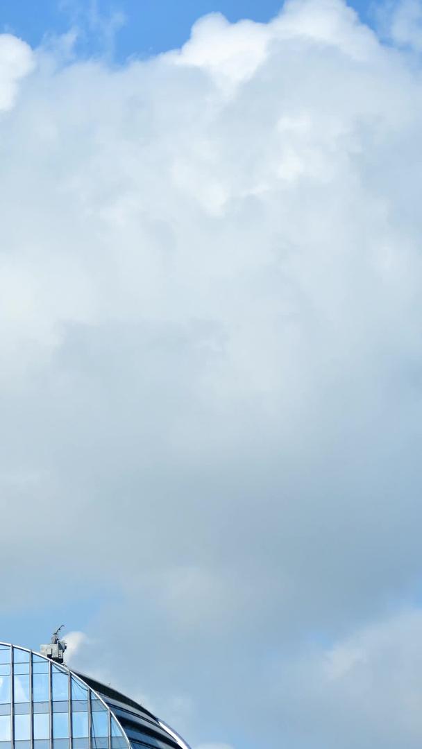 空气蓝天白云写字楼延时摄影视频的预览图