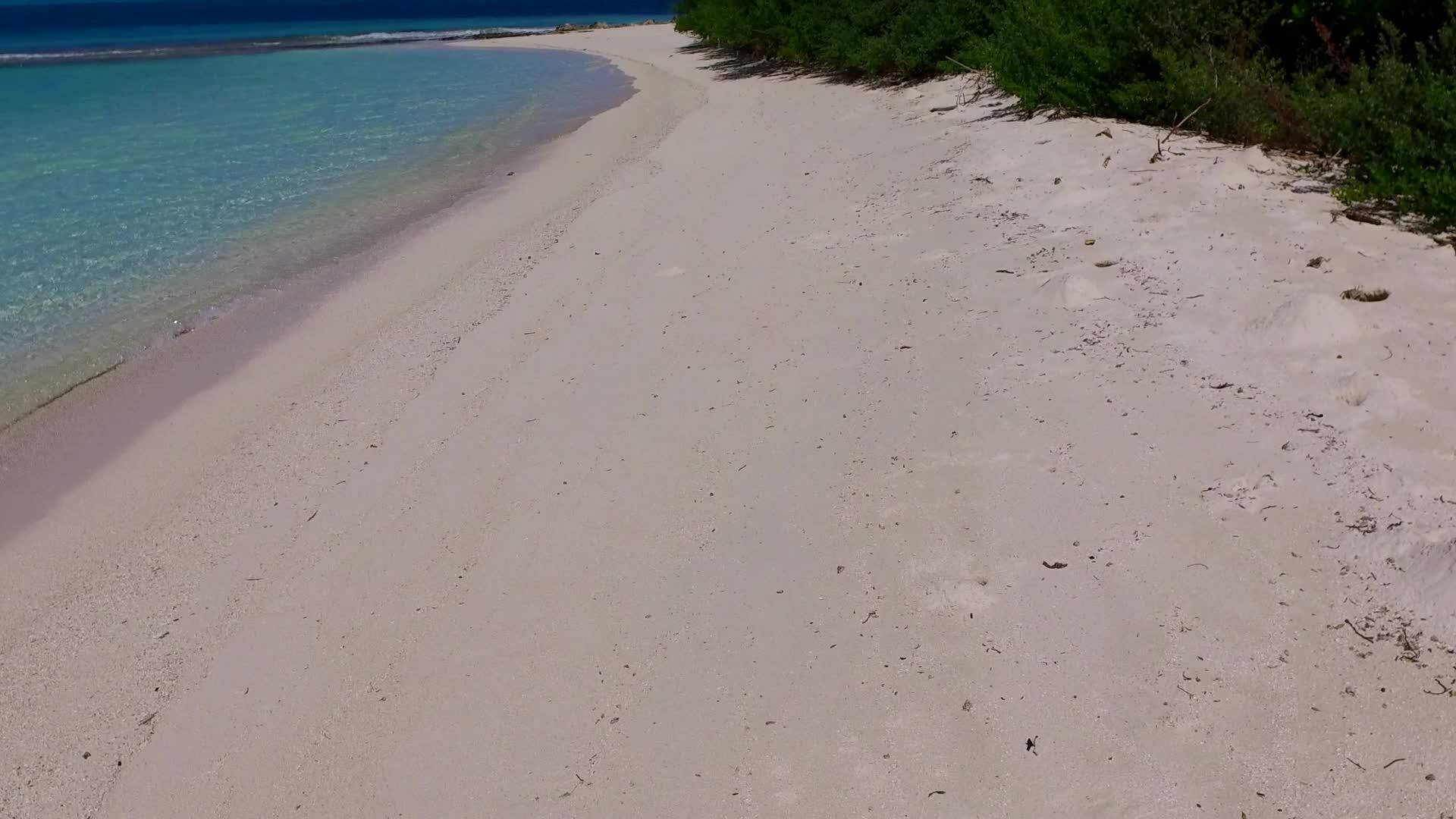 宁静的海滩时间伴随着蓝海和日出后的浅沙背景视频的预览图