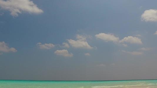 海滩附近的蓝绿水和白沙沙本背景视频的预览图