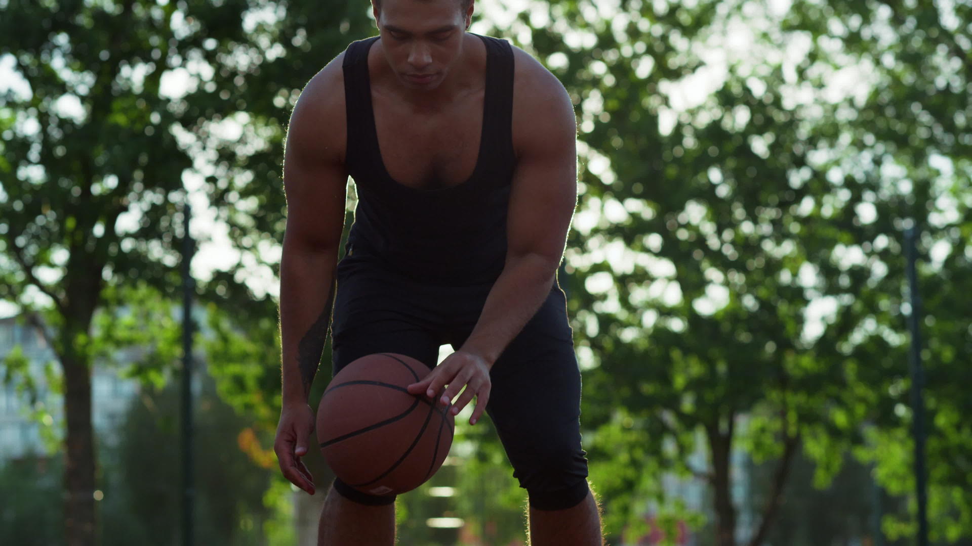 街头篮球运动员在运动场上练习篮球视频的预览图