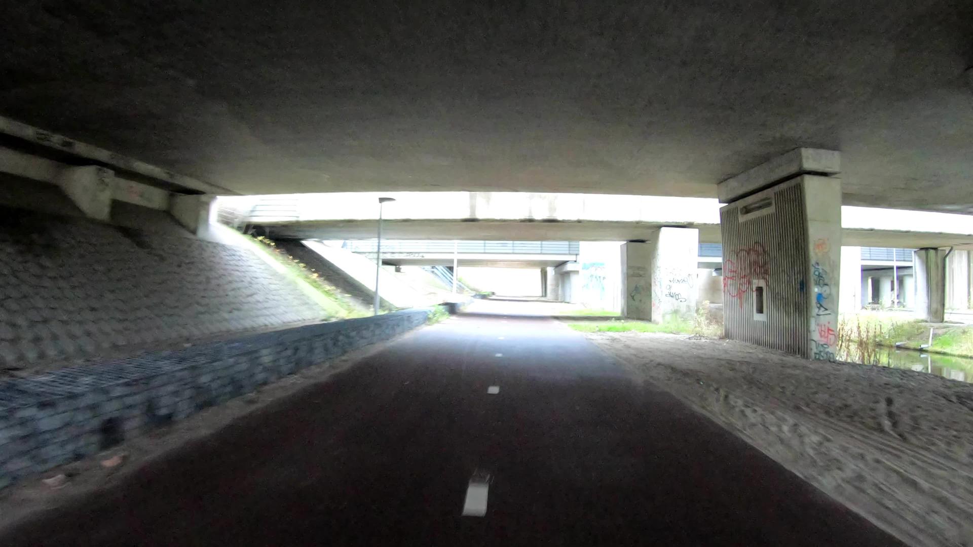 地下隧道大墙自行车旅行视频的预览图