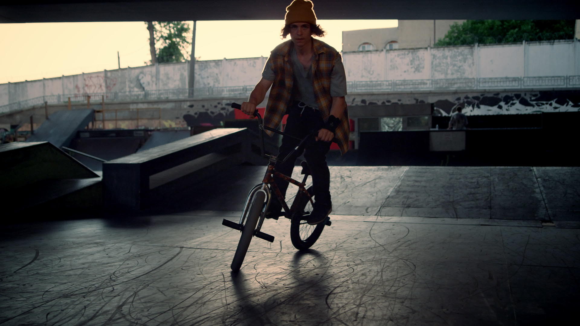 年轻人在城市滑板公园骑自行车视频的预览图