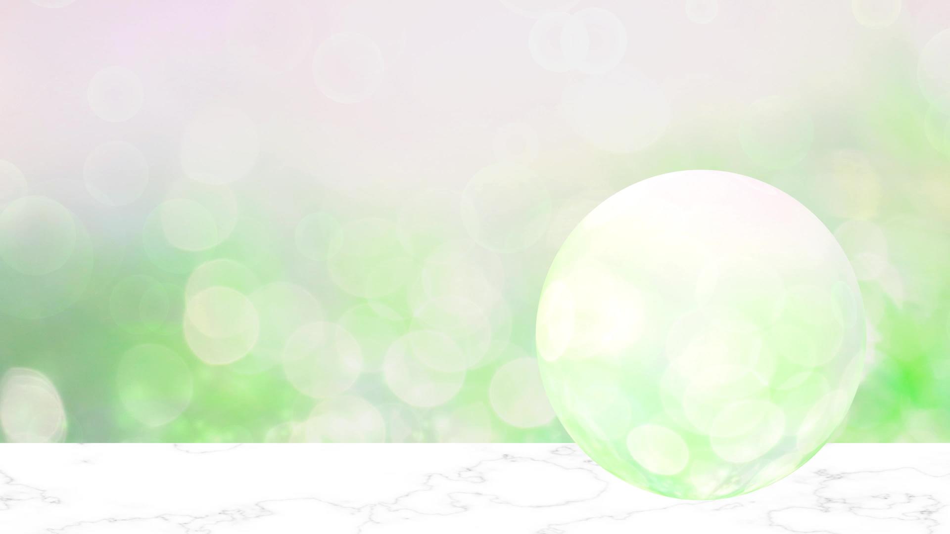 白色大理石地板上的球形玻璃和新鲜的绿色白色闪闪发光视频的预览图