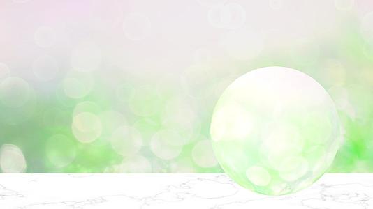 白色大理石地板上的球形玻璃和新鲜的绿色白色闪闪发光视频的预览图