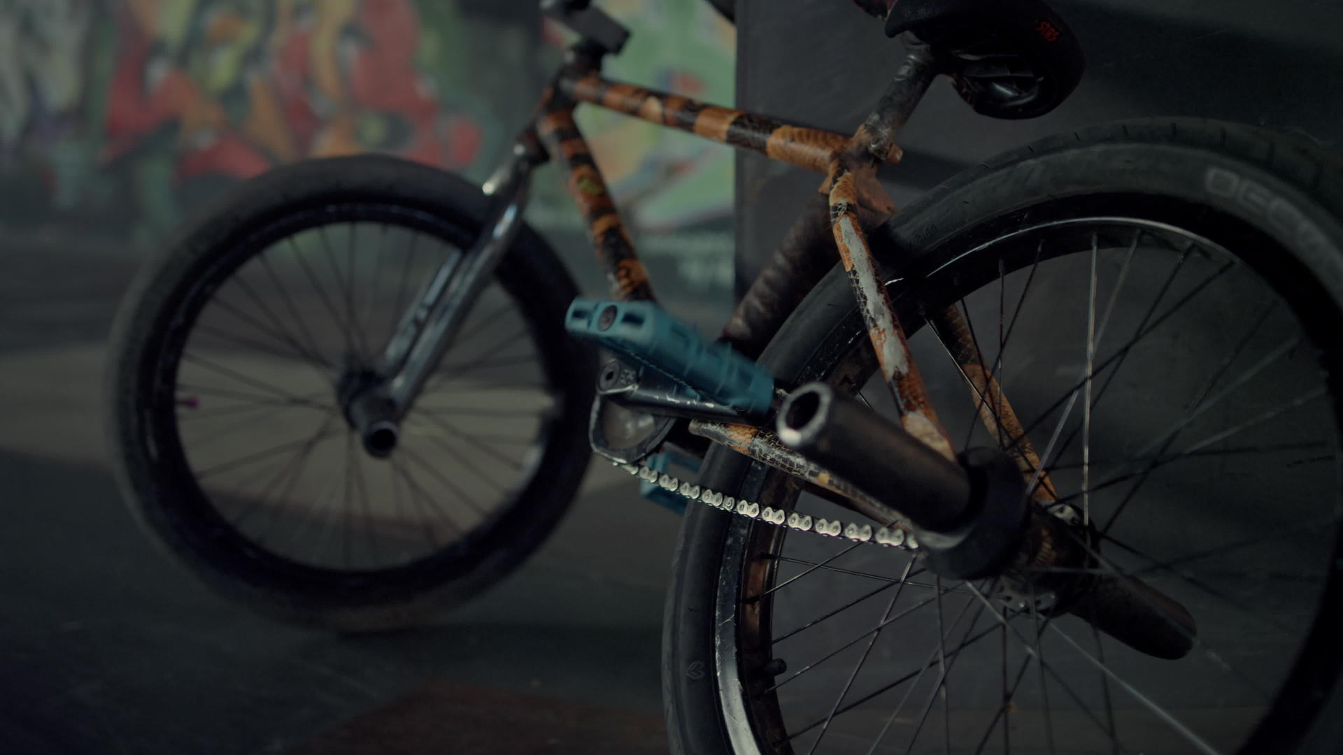 休闲越野自行车站在滑板公园视频的预览图