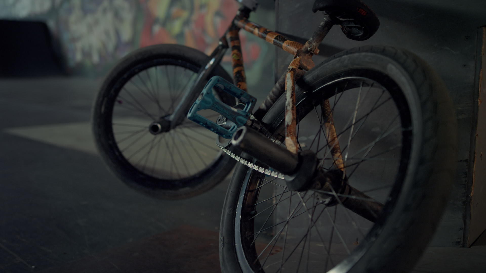 越野自行车涂鸦墙背景视频的预览图