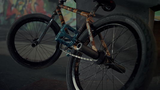 越野自行车停在滑板公园涂鸦墙斜坡上的地方视频的预览图