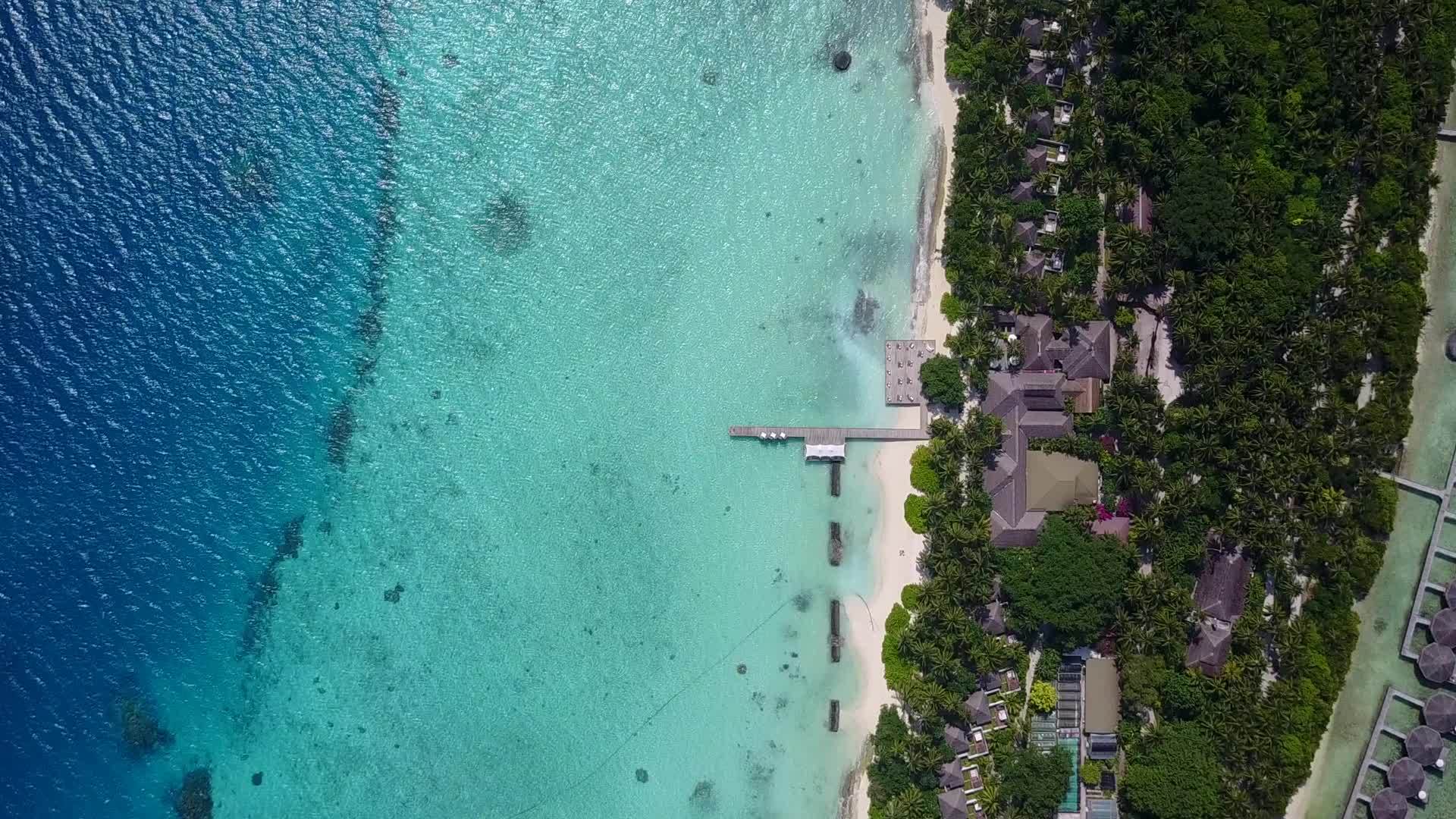 环礁湖环礁湖海滩度假温暖的天空在度假胜地附近视频的预览图