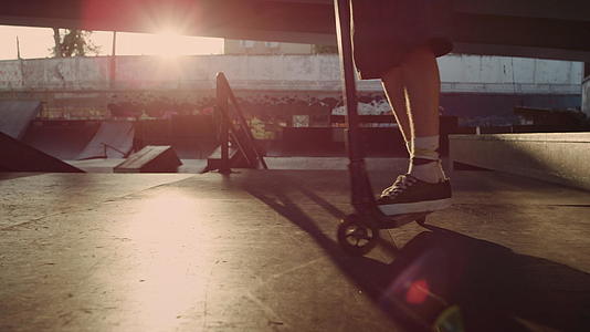 在城市滑板公园的坡道上活跃的滑板骑手练习视频的预览图