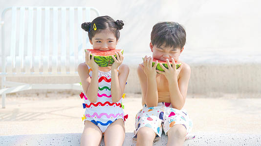 4K夏日暑假童年清凉儿童游泳吃西瓜消暑视频的预览图