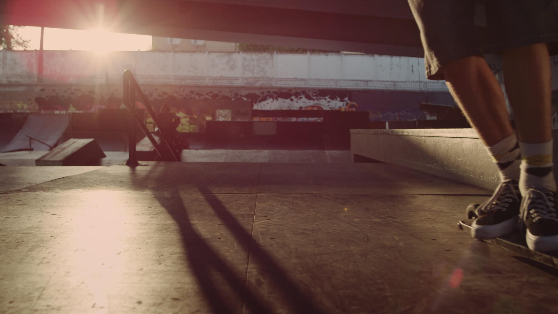 极端青少年训练技能在日落城滑板公园滑板车上视频的预览图