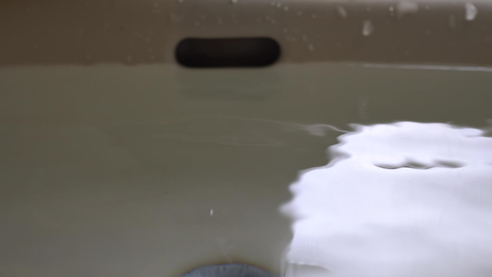 关闭马桶里的水龙头和洗手盆水滴慢慢落在水面上水面反射视频的预览图