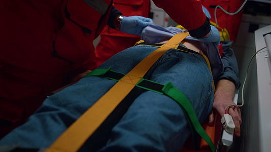 专业护理人员在应急车辆中执行救援程序视频的预览图