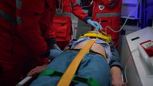 急救小组迅速做出反应为受伤患者提供医疗援助视频的预览图