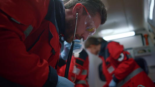 护理人员在救护车上为病人提供紧急救援视频的预览图