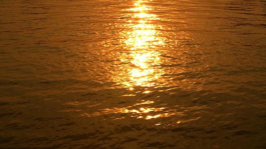 4K实拍夕阳唯美的湖面波光粼粼视频素材视频的预览图