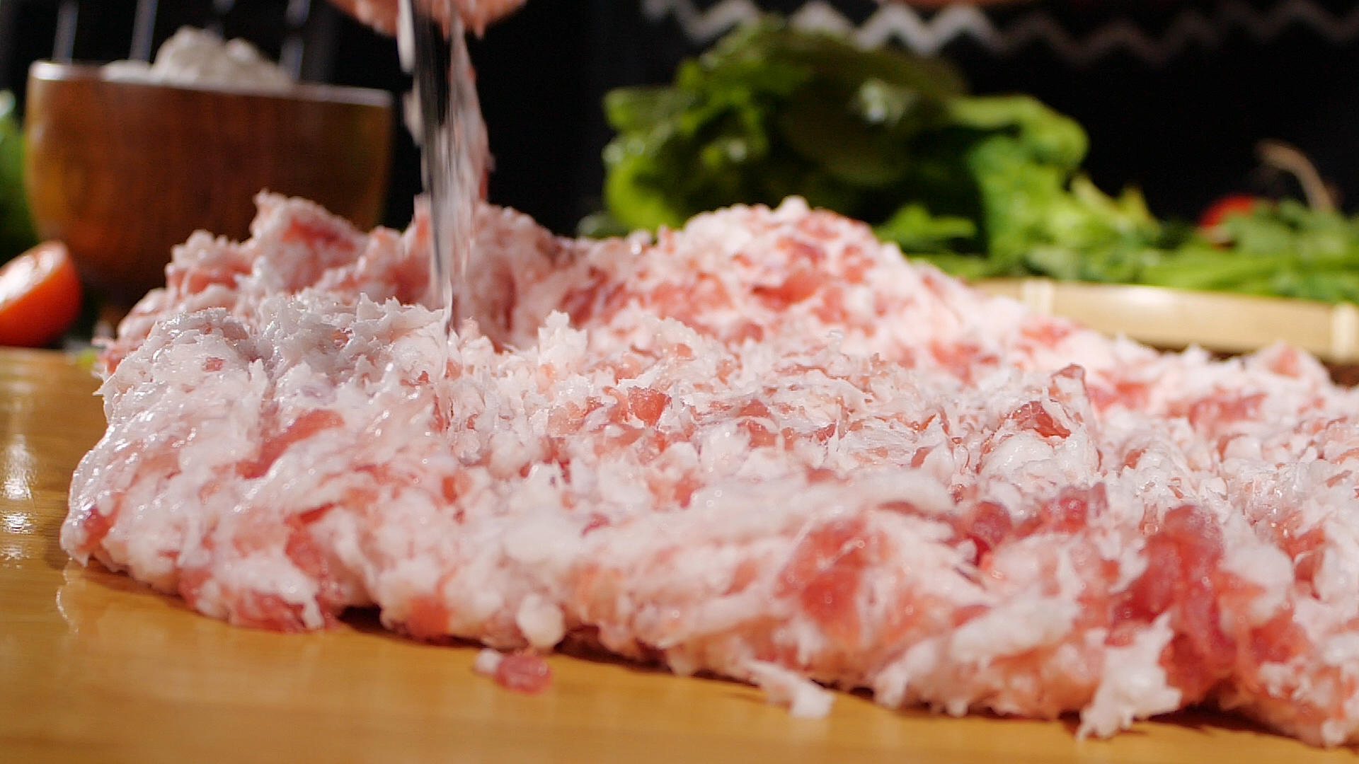 饺子馅料加工剁肉视频的预览图