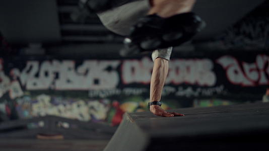 运动型男子在城市滑板公园的旱冰鞋上表演跳跃技巧视频的预览图